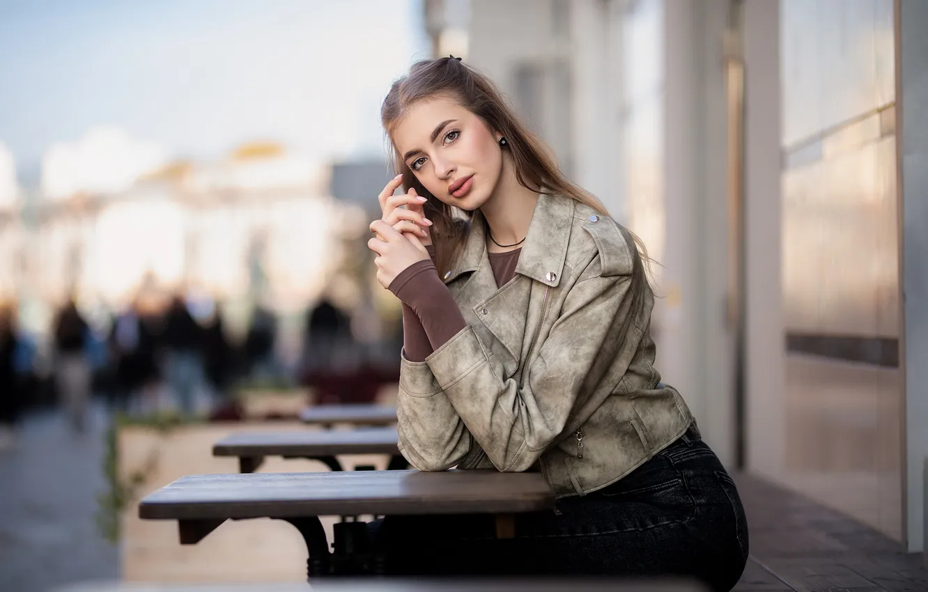 Фото обои взгляд, девушка, поза, руки, куртка, длинные волосы, столик, Дмитрий Шульгин