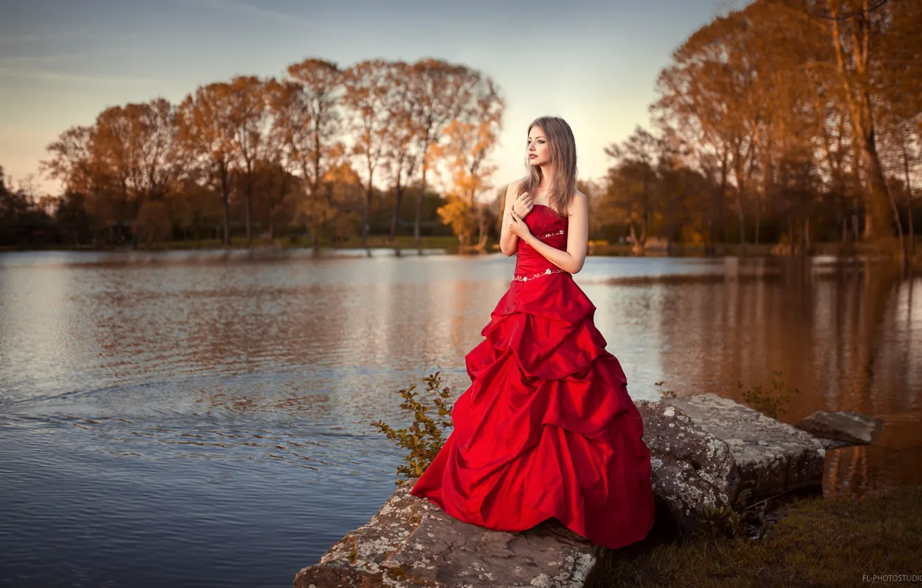 Фото обои осень, трава, девушка, солнце, деревья, закат, природа, пруд
