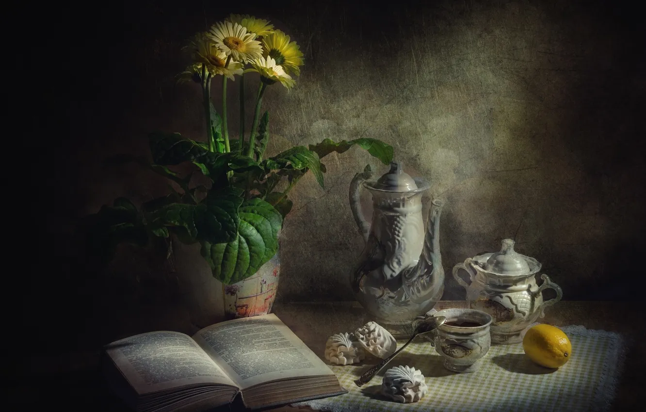 Фото обои цветы, лимон, Стол, чашка, книга, ваза, кувшин