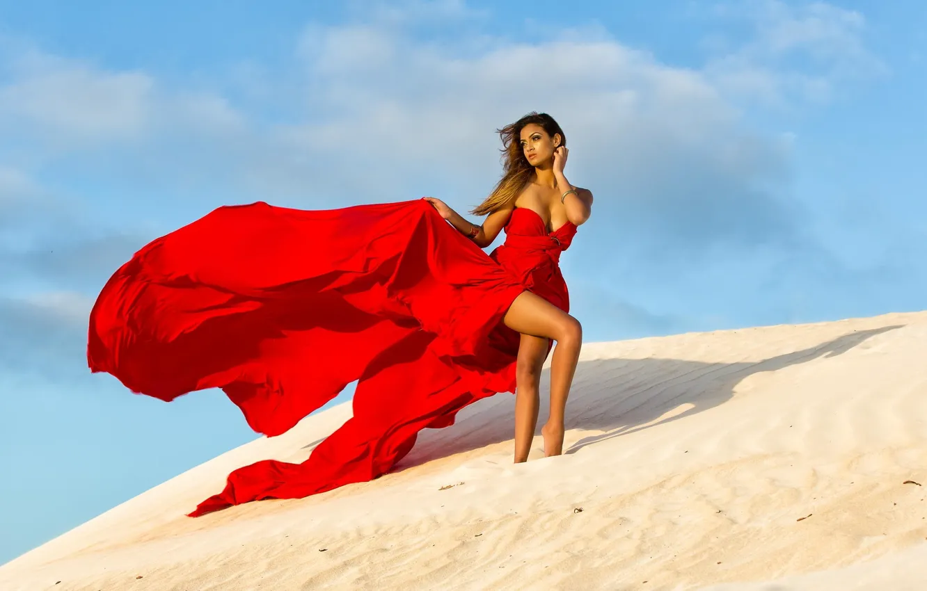 Фото обои песок, девушка, природа, красное, пустыня, шлейф, платье