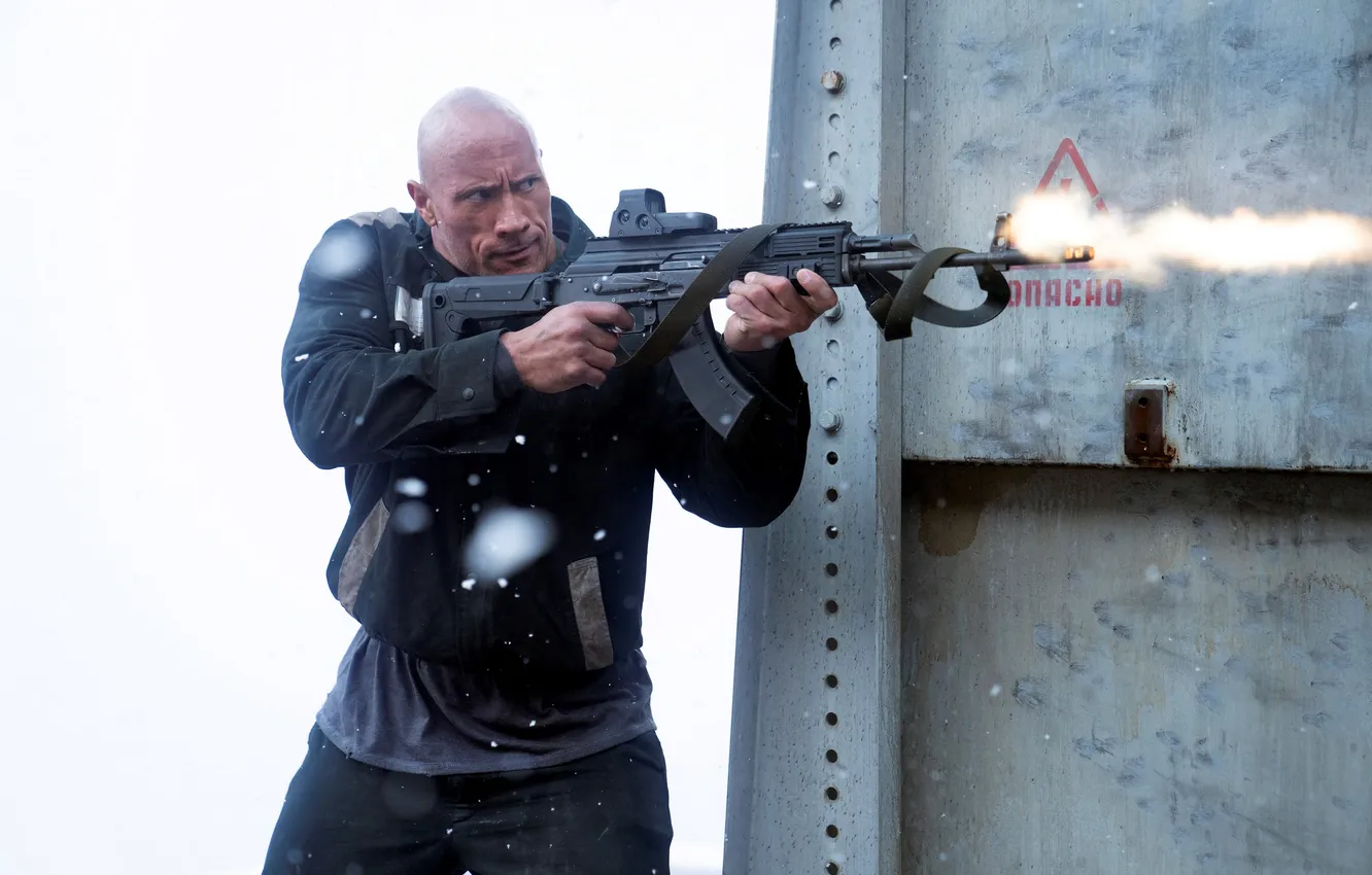 Фото обои снег, оружие, Дуэйн Джонсон, Dwayne Johnson, Red Notice, Красное уведомление, John Hartley