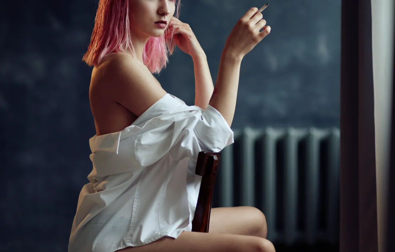 Фото обои взгляд, девушка, поза, рука, сигарета, стул, плечо, розовые волосы