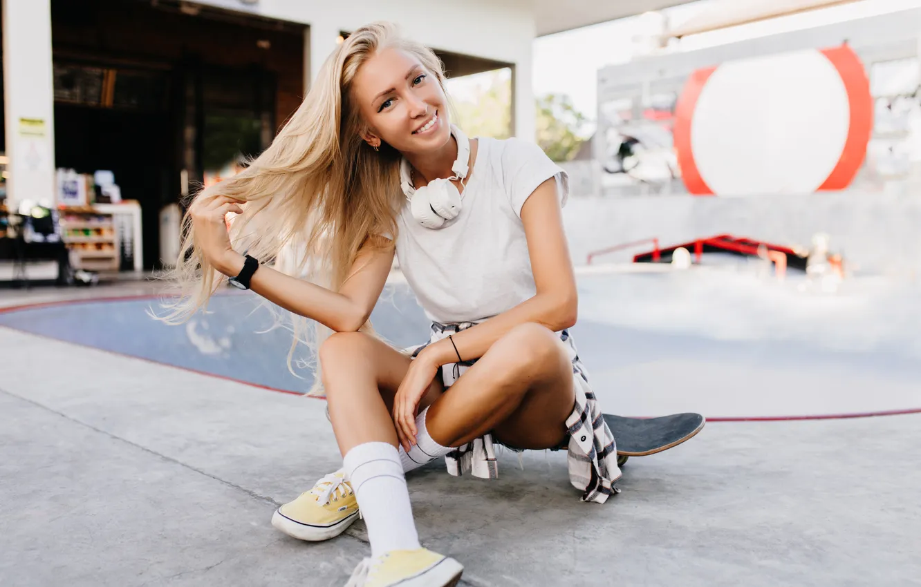 Фото обои woman, yellow, pretty, shoes, sitting, longboard
