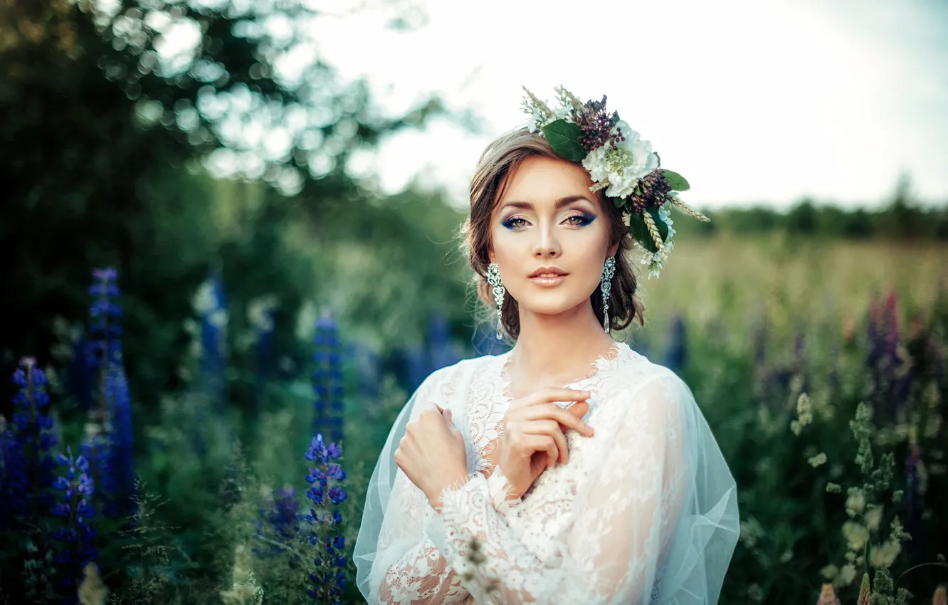 Фото обои взгляд, украшения, модель, портрет, макияж, прическа, шатенка, красотка