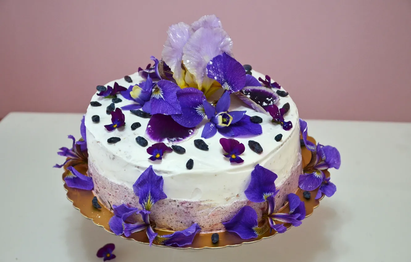 Фото обои цветы, еда, торт, украшение, ирисы, крем, сладкое, фиалки