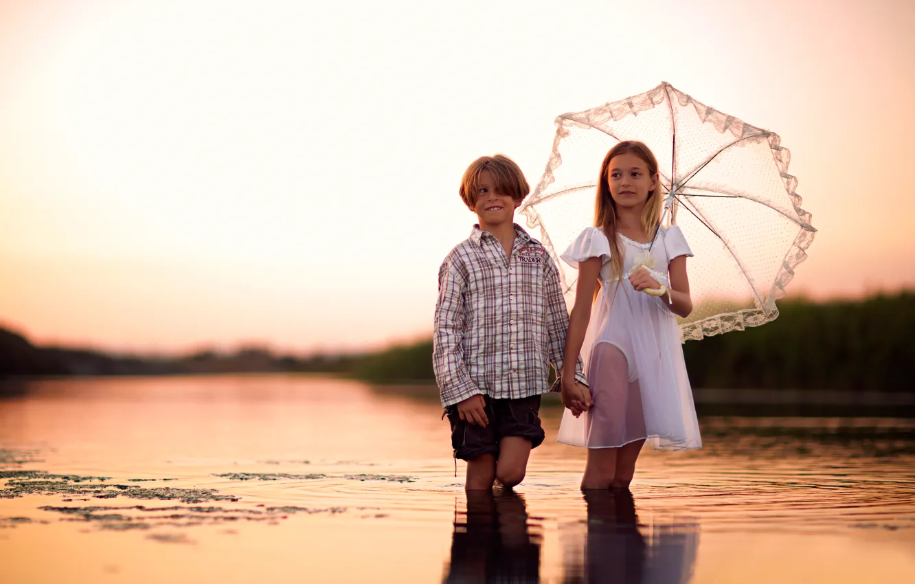 Фото обои зонт, мальчик, девочка