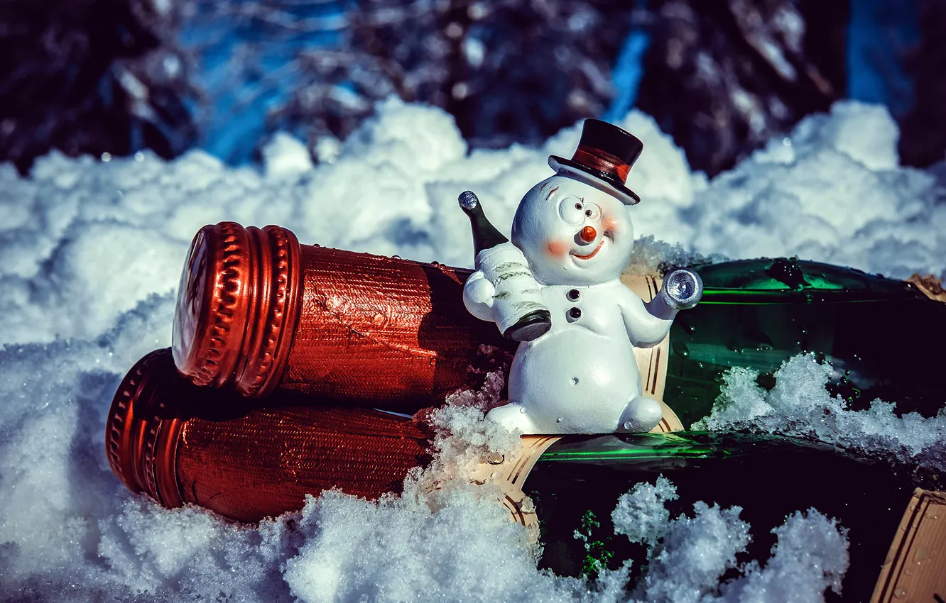 Фото обои снеговик, прикольный, пьяный, сувенир, тост, с праздником, сидя на шампанском