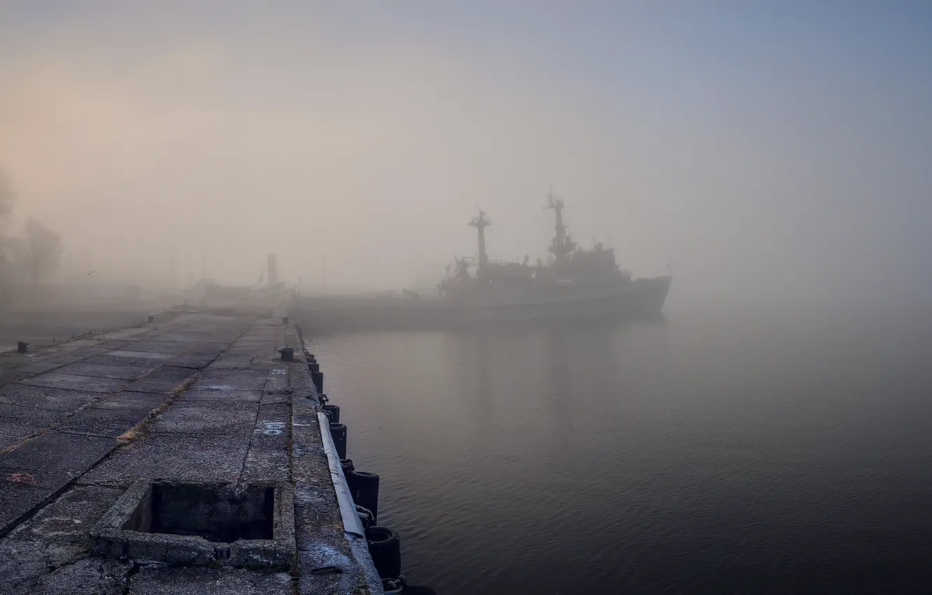 Фото обои туман, корабль, пристань