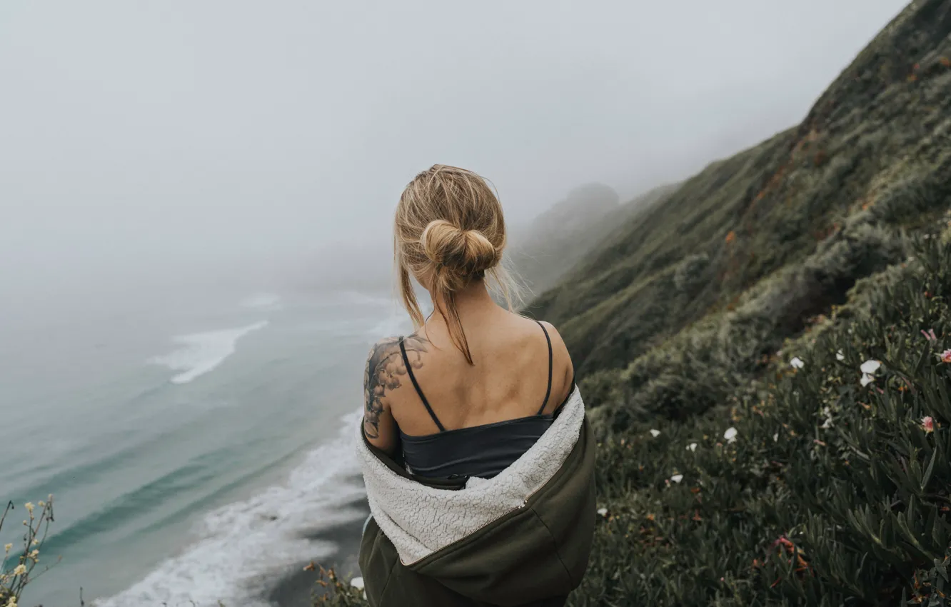 Фото обои море, волны, девушка, горы, туман, берег, волосы, спокойствие