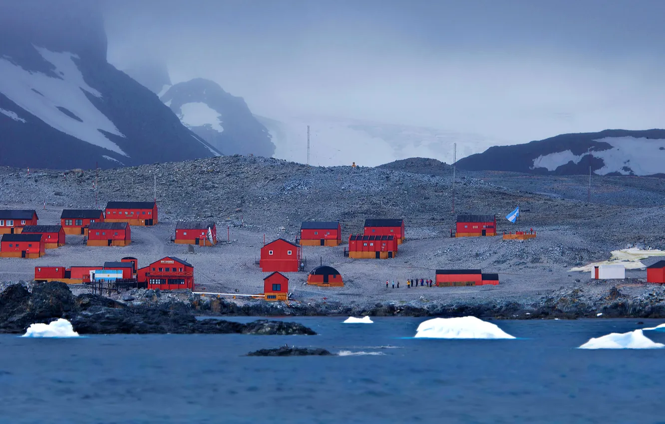 Фото обои снег, горы, туман, океан, дома, Антарктида, база Есперанса