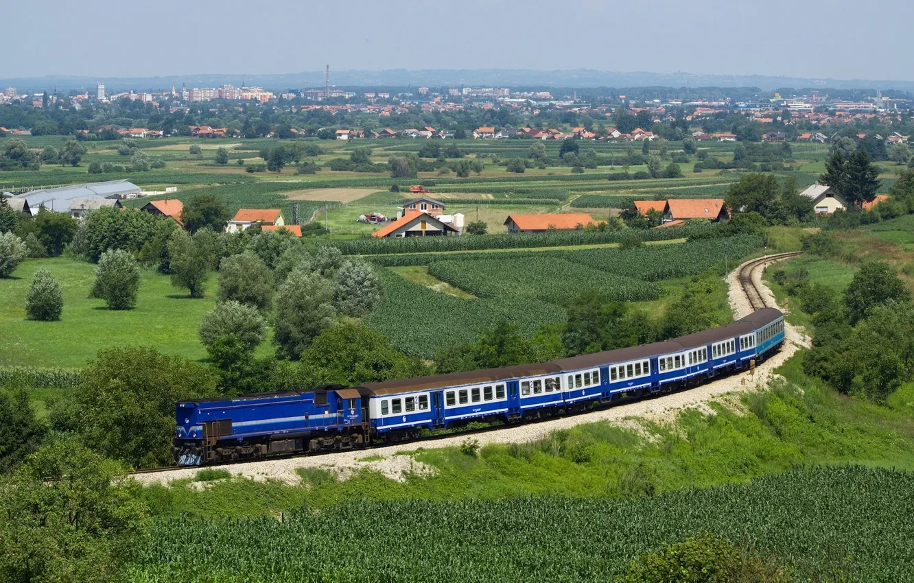 Фото обои лето, деревья, синий, поезд, дома, крыши, железная дорога, поселок