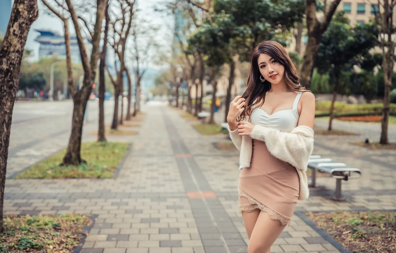 Фото обои девушка, деревья, улыбка, girl, азиатка, trees, smile, большая грудь