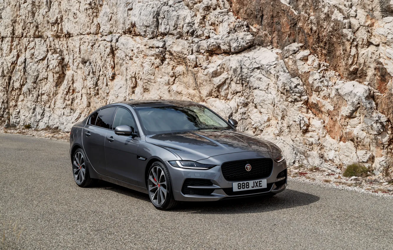 Фото обои скала, Jaguar, седан, четырёхдверный, 2020, серо-серебристый, Jaguar XE