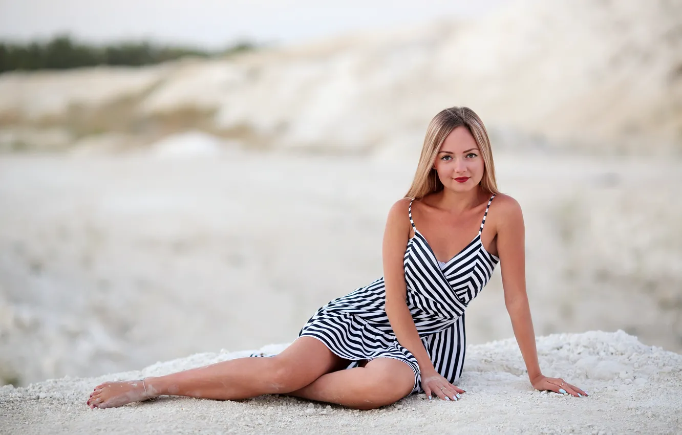 Фото обои barefoot, look, pose, cute girl, feet, Юлия, blurred background, Murat Kuzhakhmetov