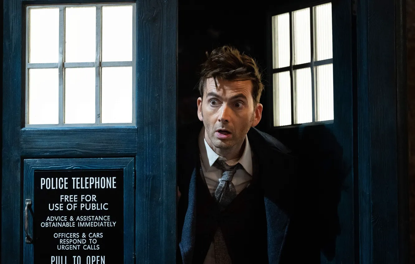 Фото обои мужчина, Doctor Who, sci-fi, Доктор Кто, TARDIS, David Tennant, Дэвид Теннант, синяя будка