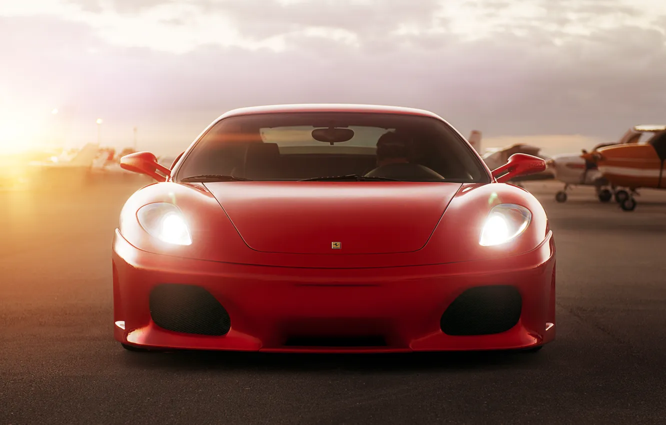 Фото обои солнце, Ferrari, red, феррари, блик, красная, аэродром, самолёты