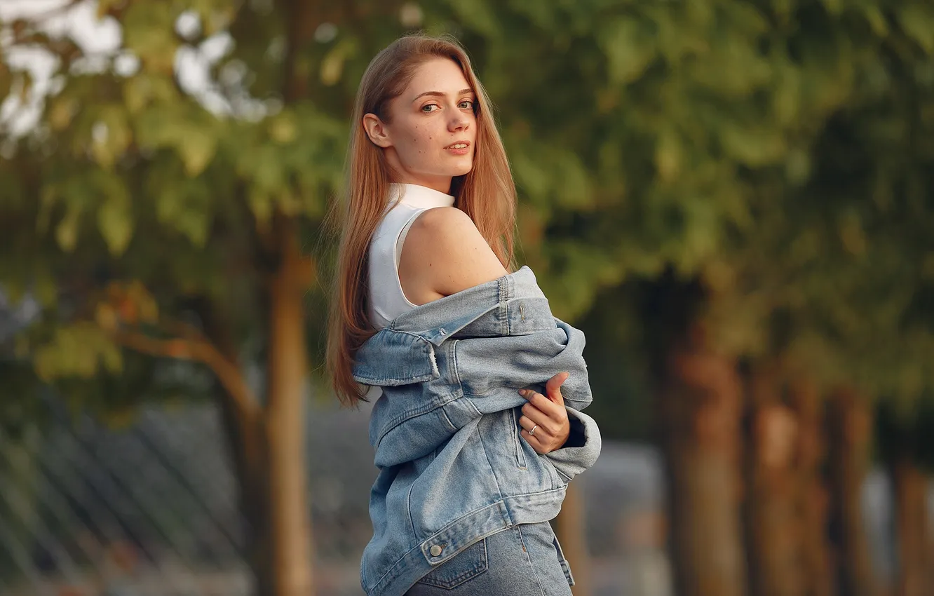 Фото обои girl, jacket, blue, summer, jeans, city