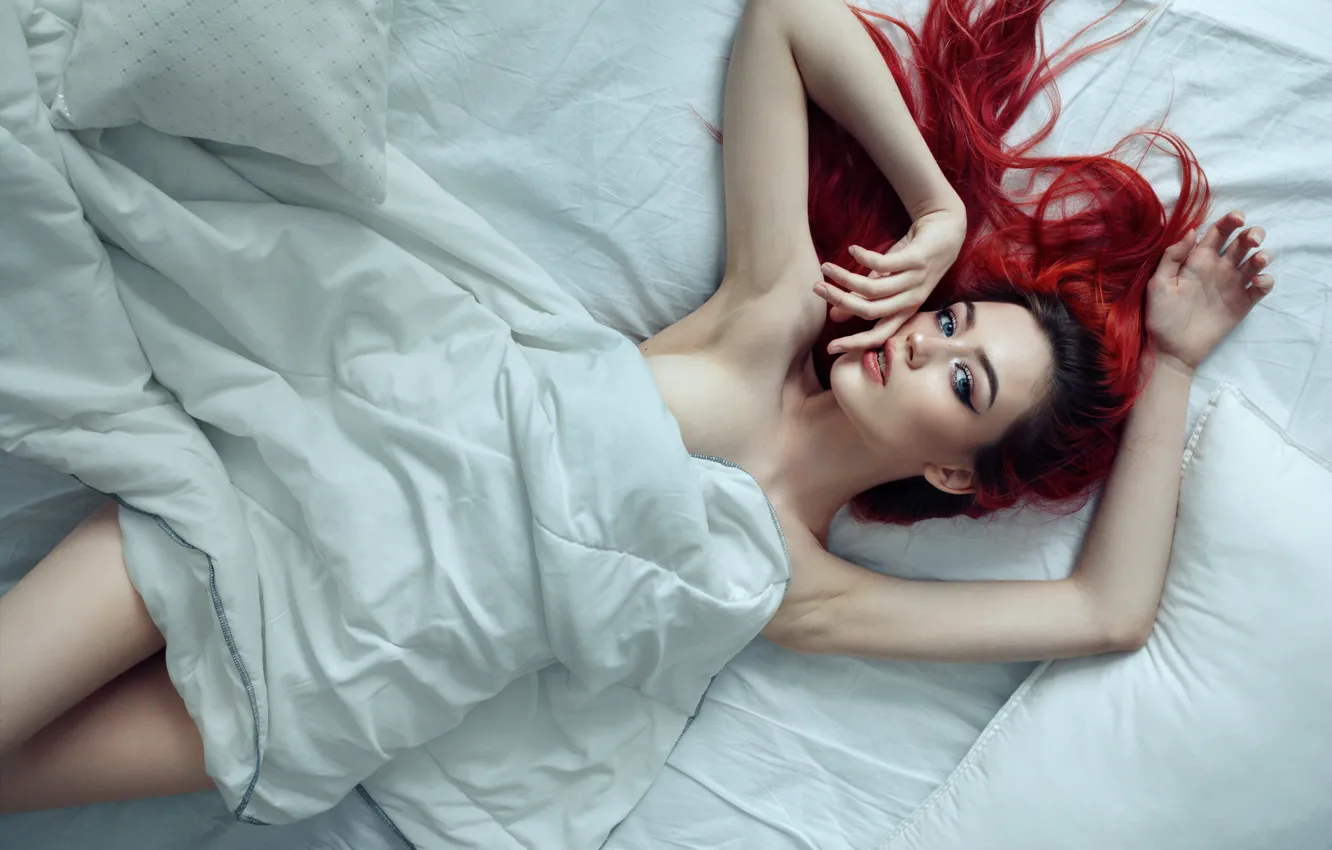 Фото обои взгляд, девушка, лицо, поза, руки, макияж, постель, красные волосы