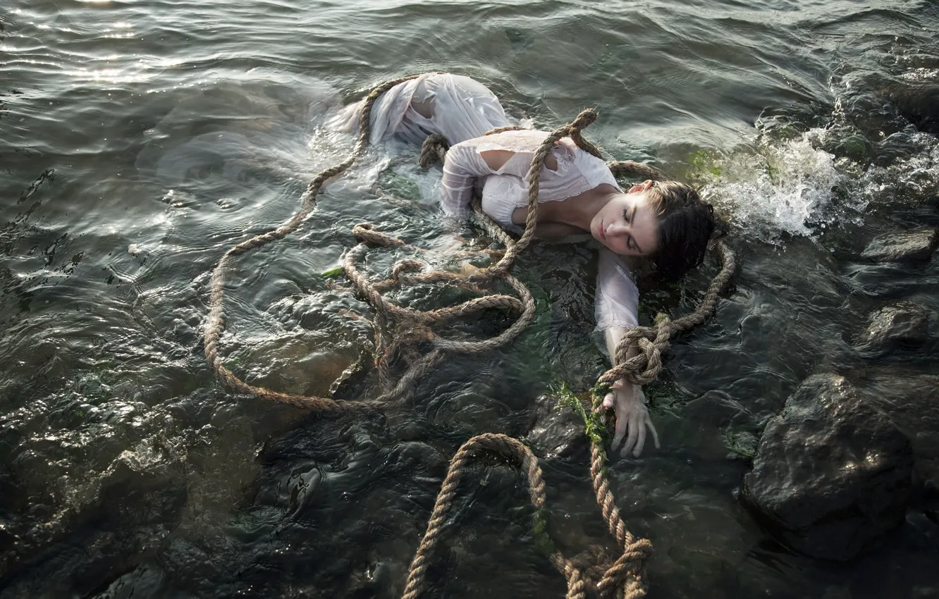 Фото обои вода, девушка, верёвки