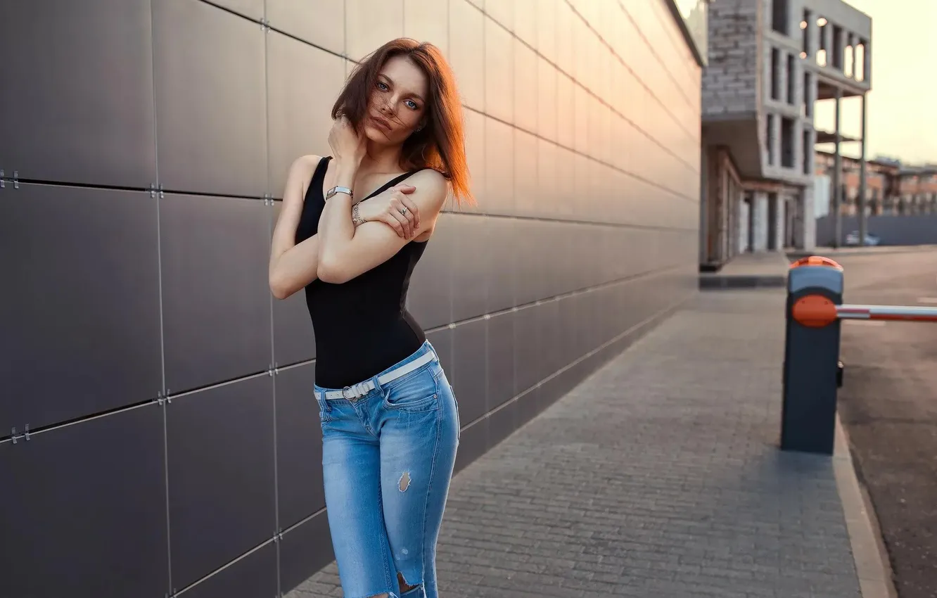 Фото обои girl, street, pretty, jeans, redhead, cute, T-shirt