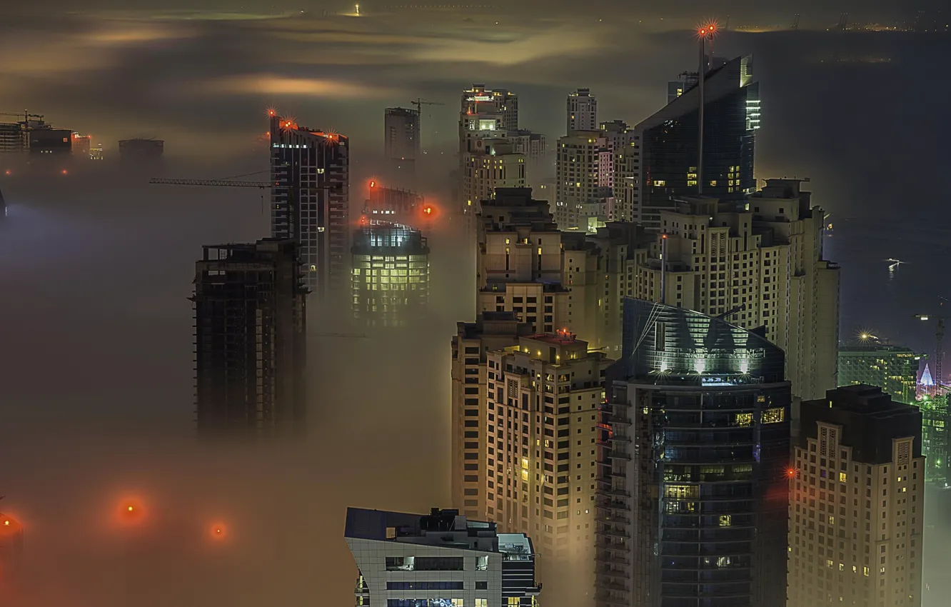 Фото обои море, свет, ночь, город, огни, туман, Дубай, высотки