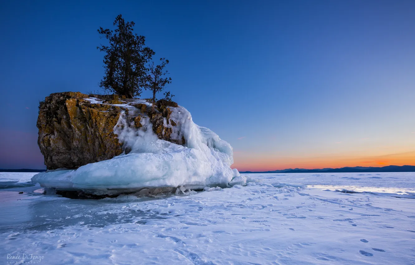 Фото обои зима, снег, деревья, закат, скала, озеро, лёд, Берлингтон