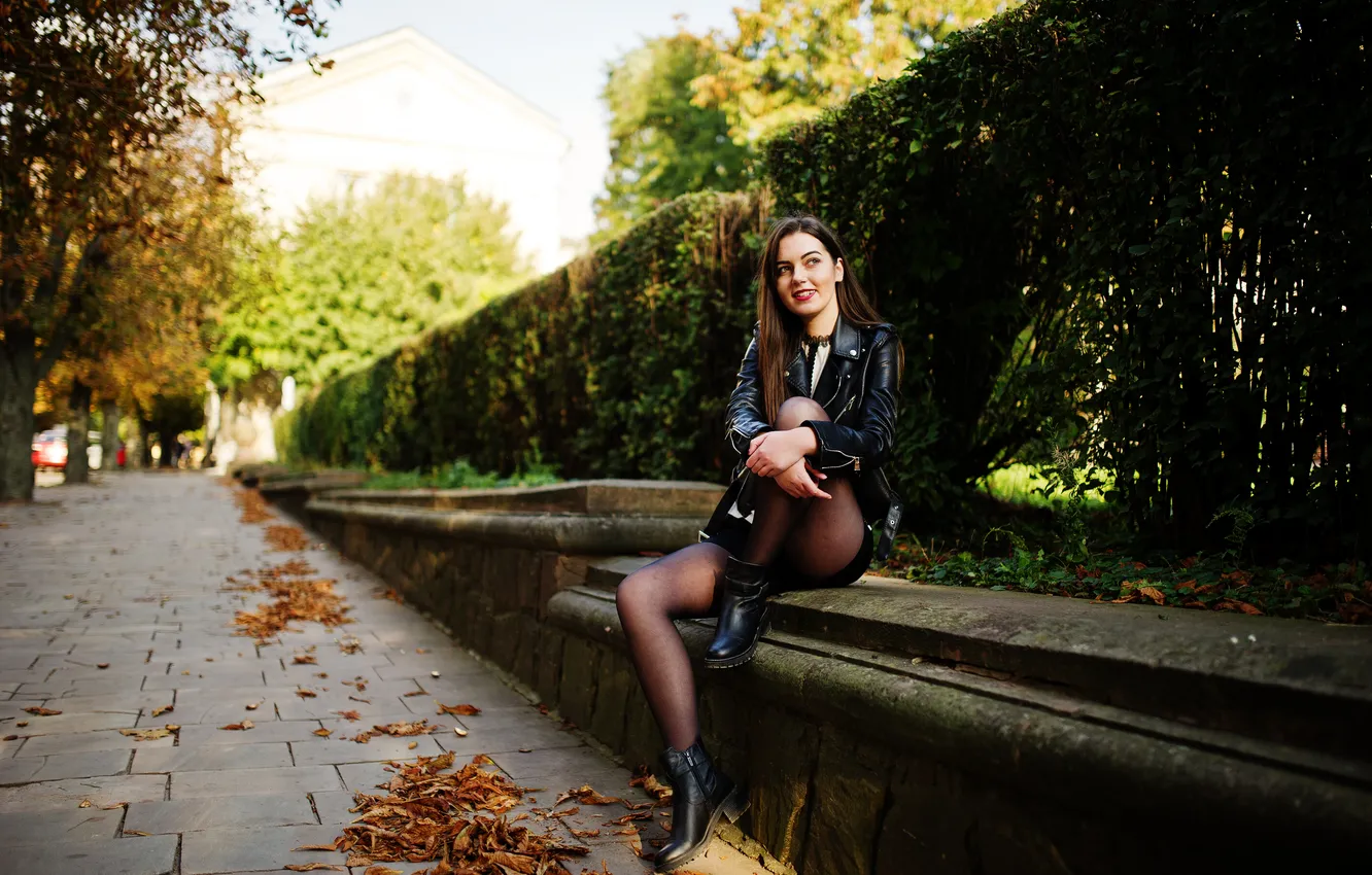 Фото обои girl, shorts, leather, brunette, stylish, jacket