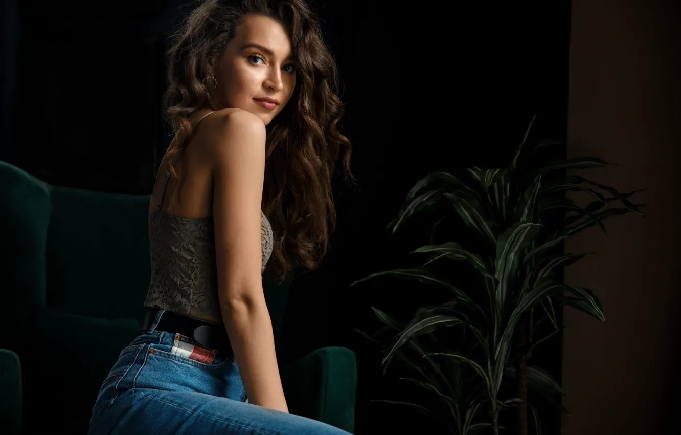 Фото обои девушка, blouse, model, women, jeans, brunette, armchair, sitting