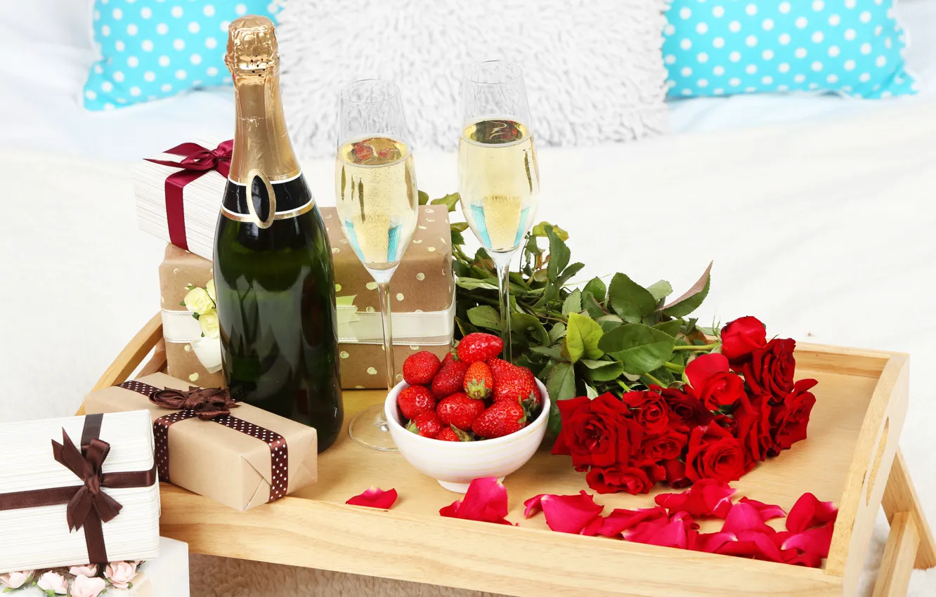 Фото обои Бутылка, Клубника, Розы, Праздник, Подарки, Шампанское, День рождение