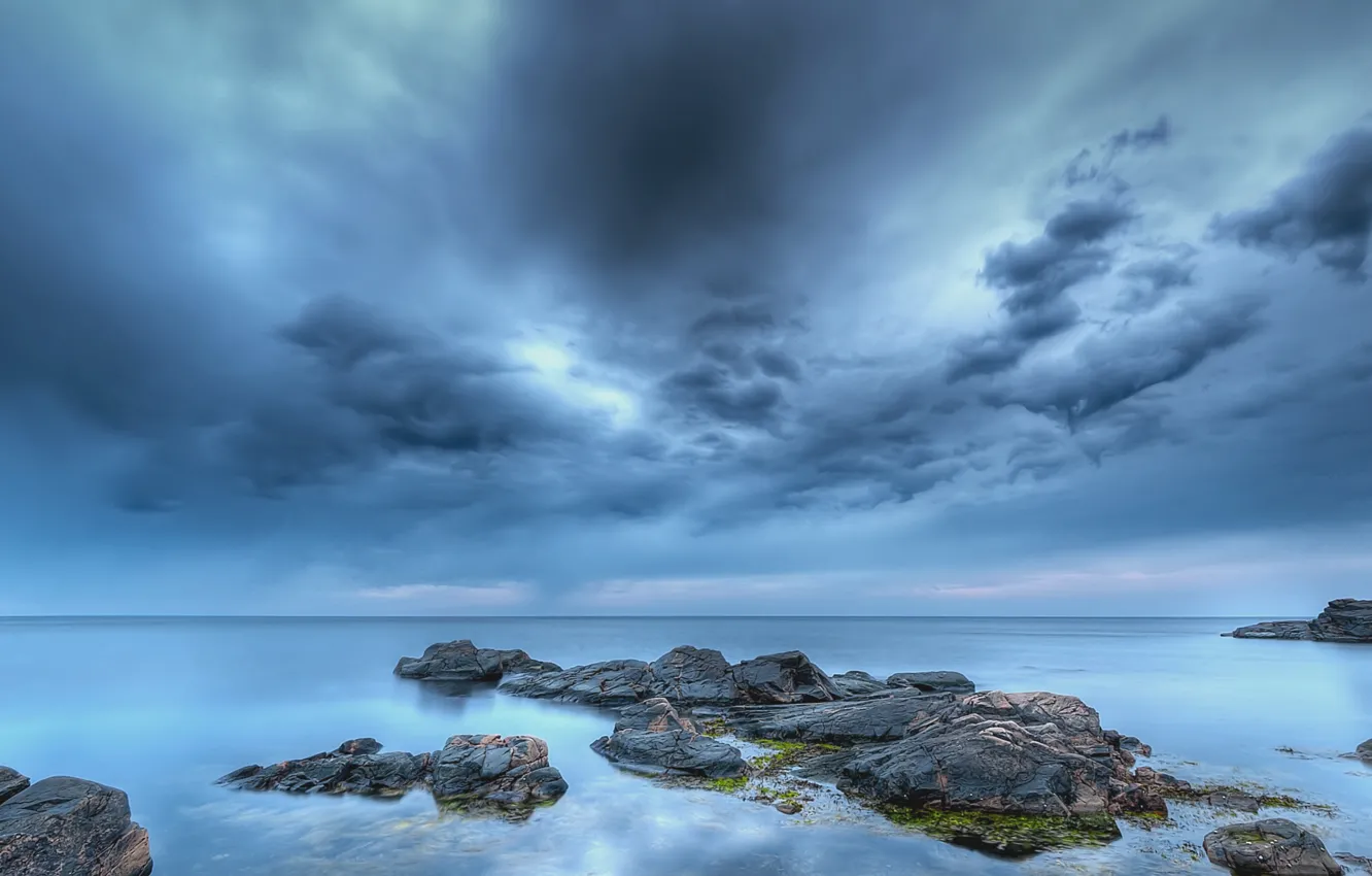 Фото обои море, пляж, небо, тучи, камни, голубое, вечер, Швеция