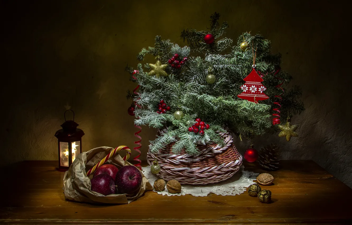 Фото обои украшения, ветки, праздник, корзина, яблоки, игрушки, новый год, рождество