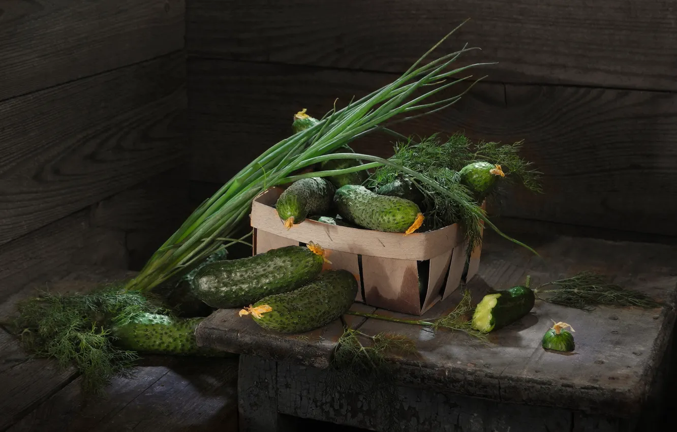 Фото обои зелень, доски, лук, укроп, корзинка, овощи, огурцы, табурет