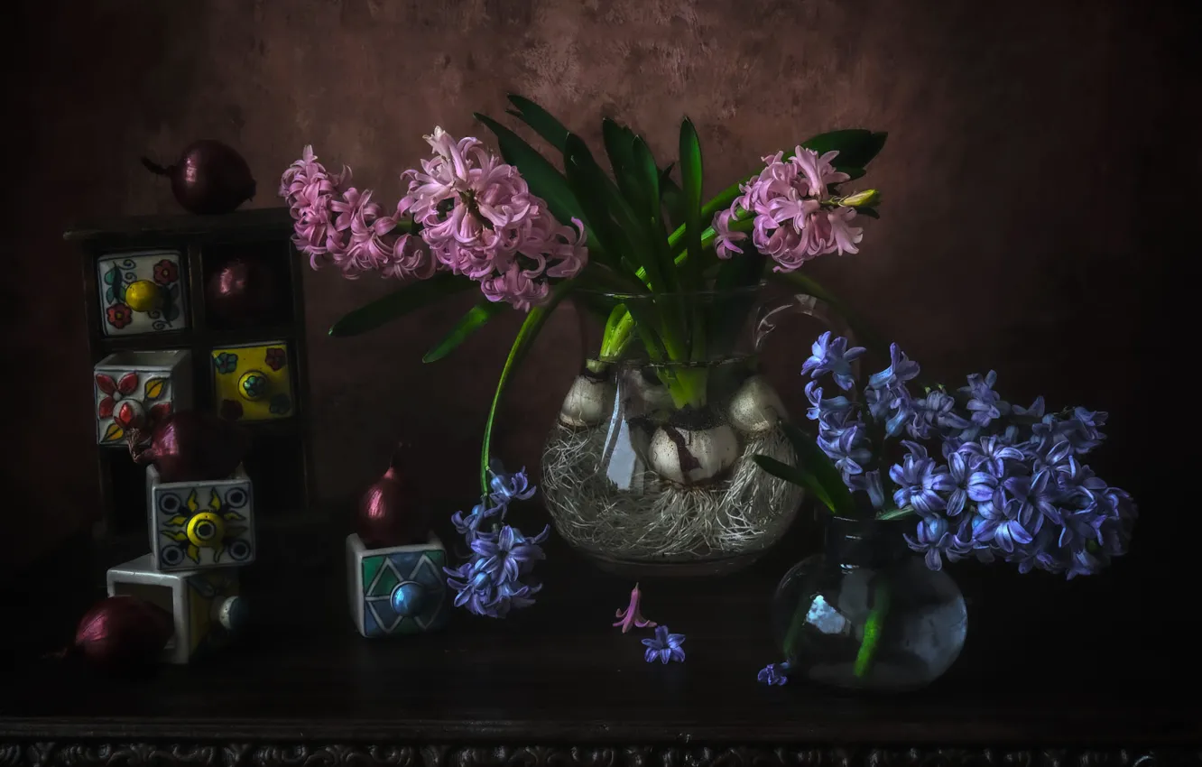 Фото обои стекло, цветы, темный фон, стол, кубики, букет, весна, лук