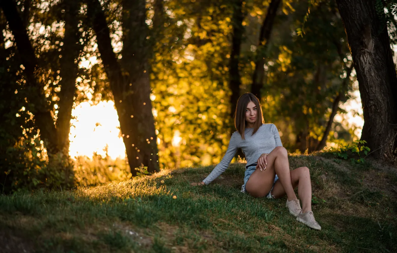 Фото обои девушка, солнце, свет, деревья, улыбка, шорты, ножки