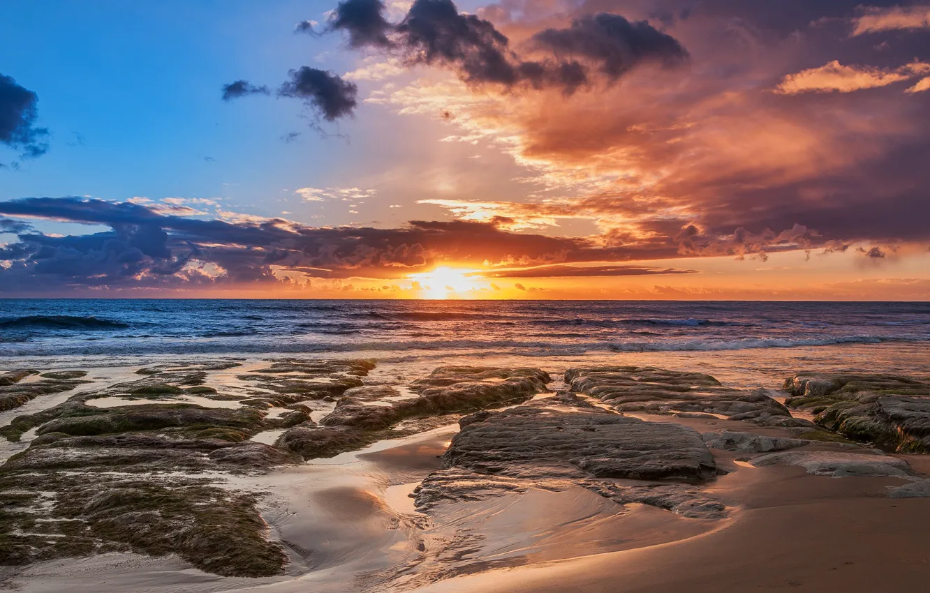 Фото обои песок, море, пляж, небо, солнце, облака, камни, рассвет