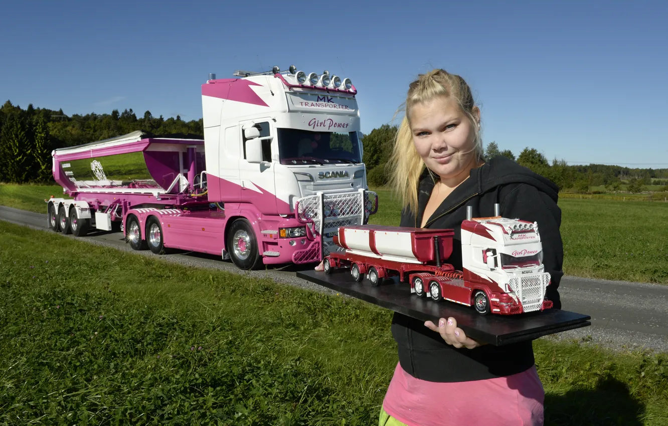 Фото обои взгляд, девушка, Девушки, блондинка, грузовик, Scania, пышка, молель авто