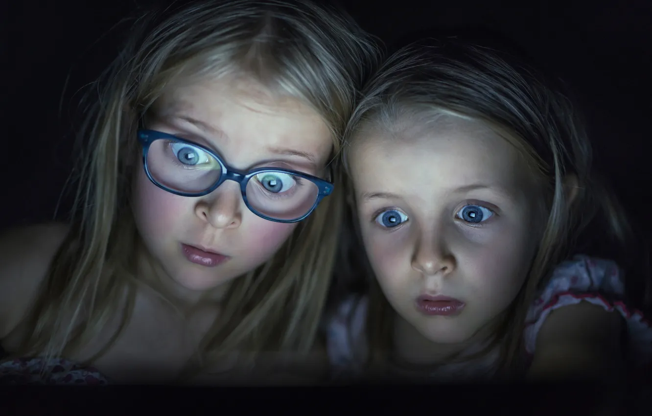 Фото обои девочки, удивление, освещение, очки