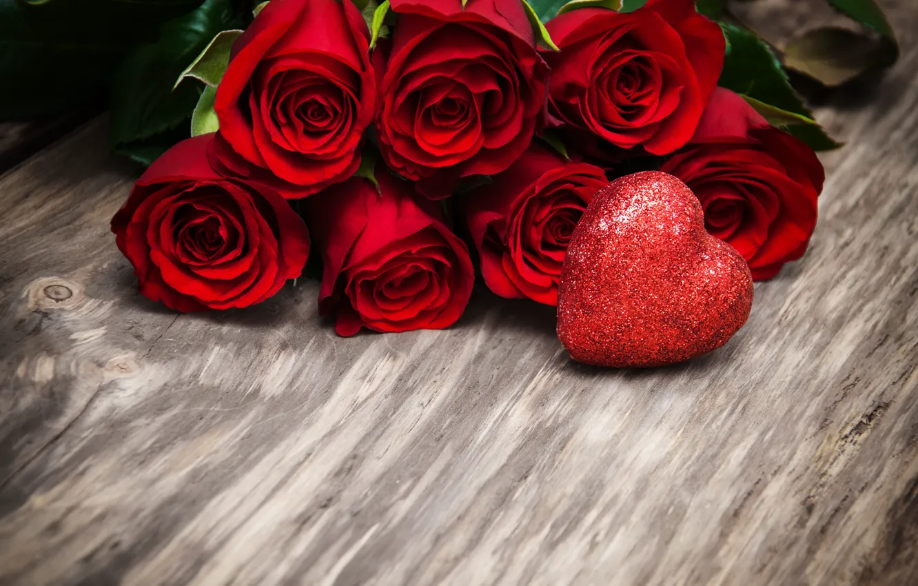 Фото обои розы, red, love, бутоны, heart, wood, flowers, romantic