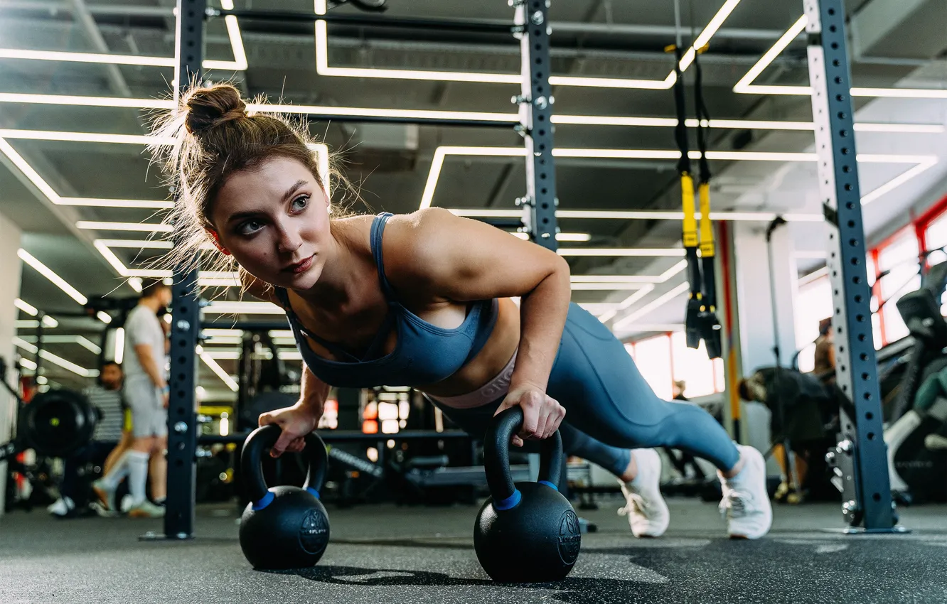 Фото обои зал, фитнес, тренировка, отжимания, гантели, тренажерный зал, gym, спортивная девушка