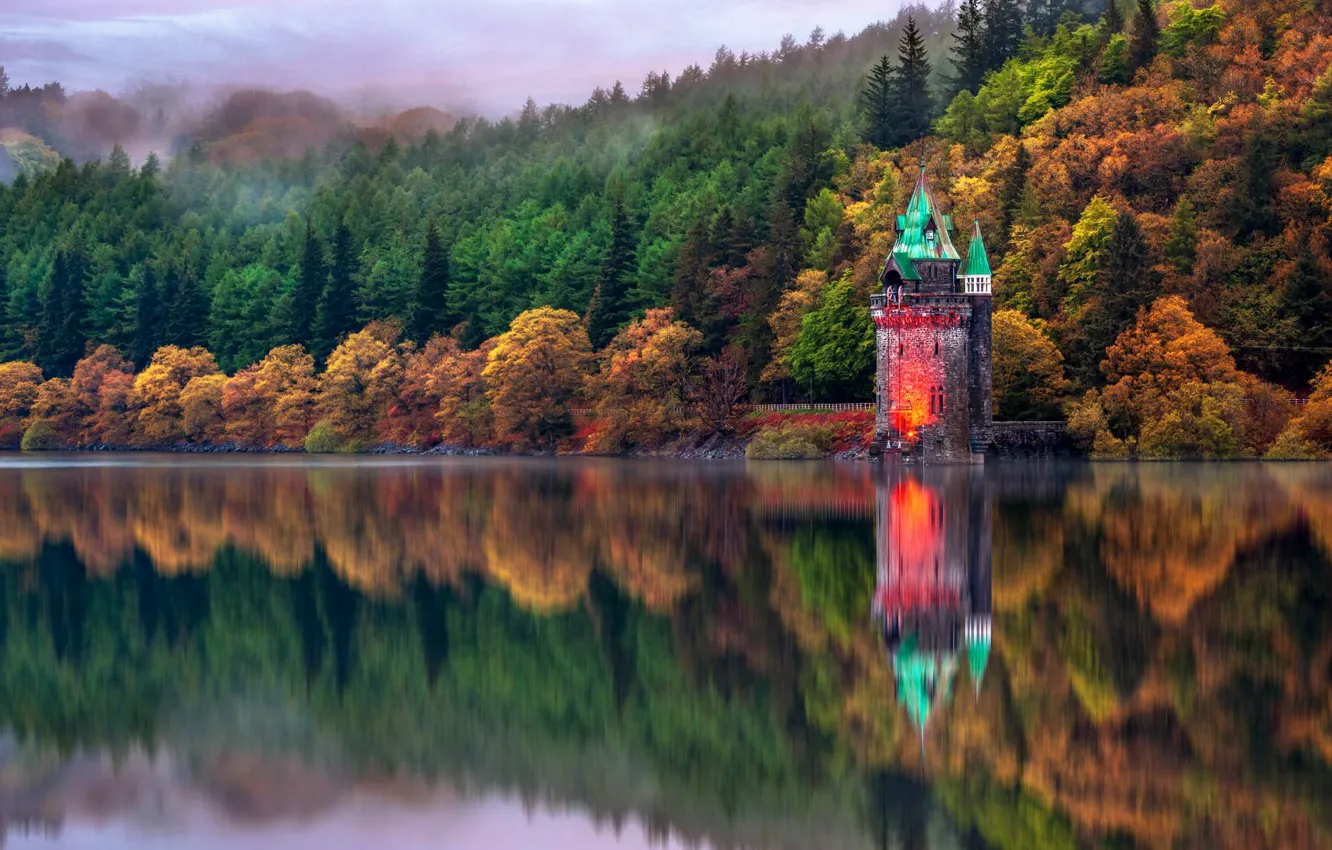 Фото обои осень, деревья, отражение, Уэльс, озеро Вирнви, дренажная башня