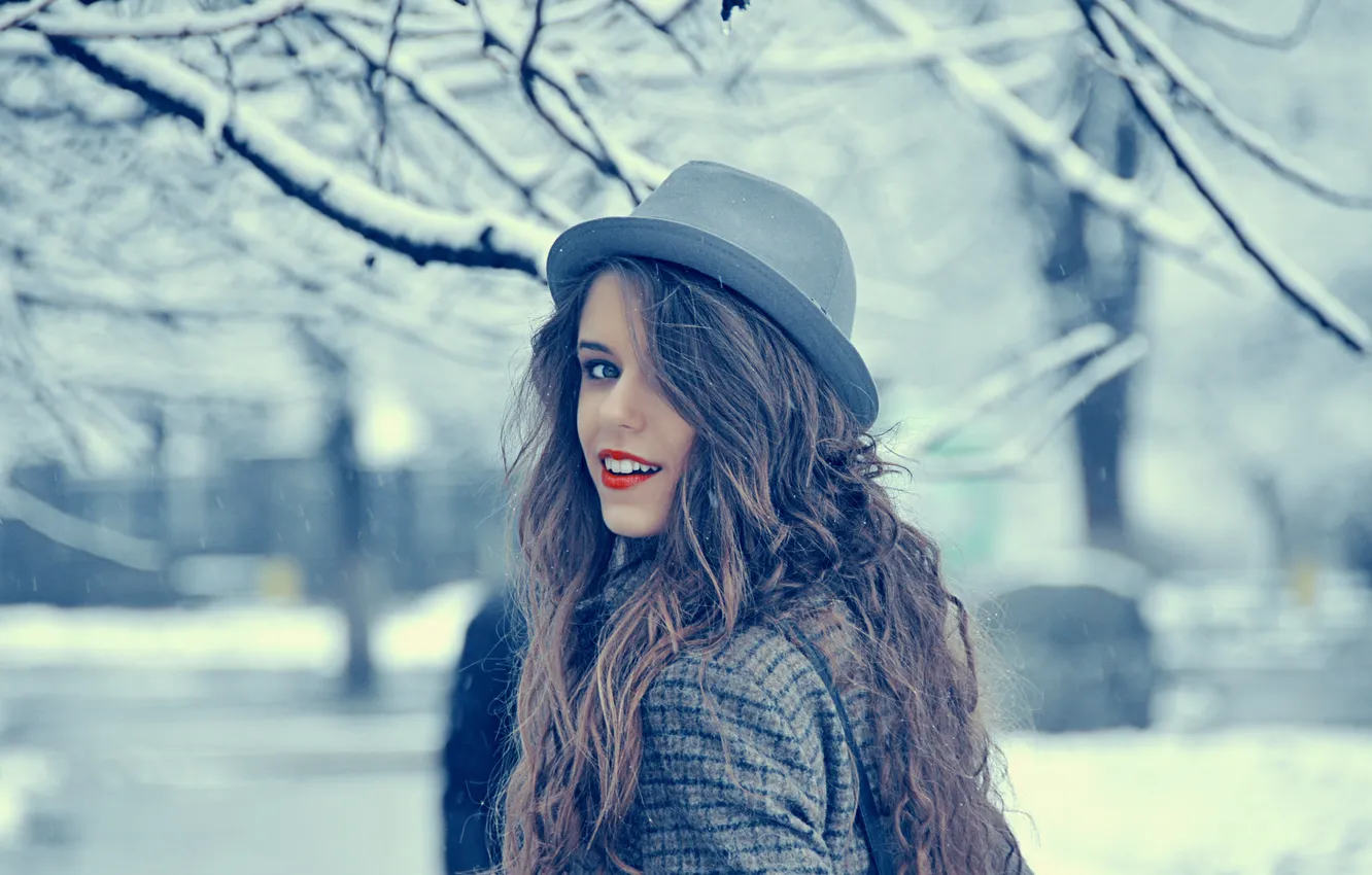 Фото обои зима, девушка, снег, ветки, улыбка, шляпа, шатенка, длинноволосая