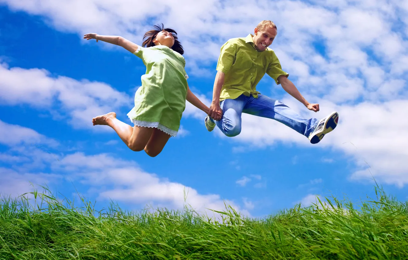 Фото обои небо, трава, девушка, радость, настроение, прыжок, парень