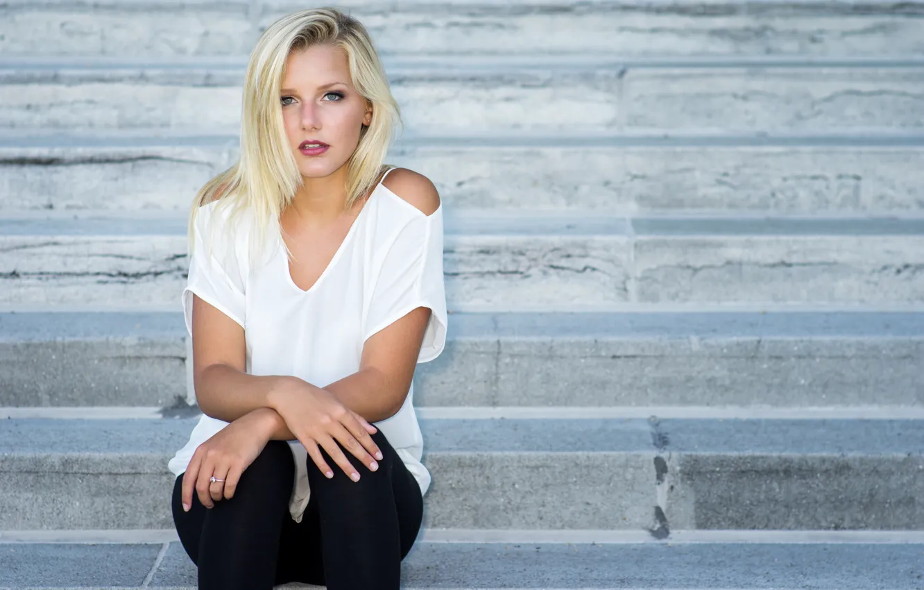 Фото обои взгляд, девушка, блондинка, ступеньки, сидит