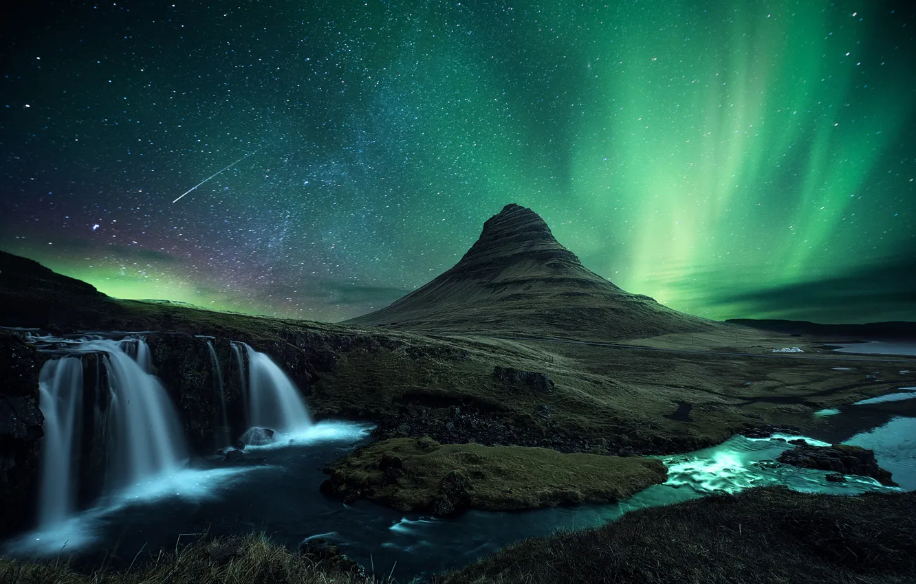 Фото обои звезды, снег, ночь, скалы, гора, водопад, метеор, северное сияние