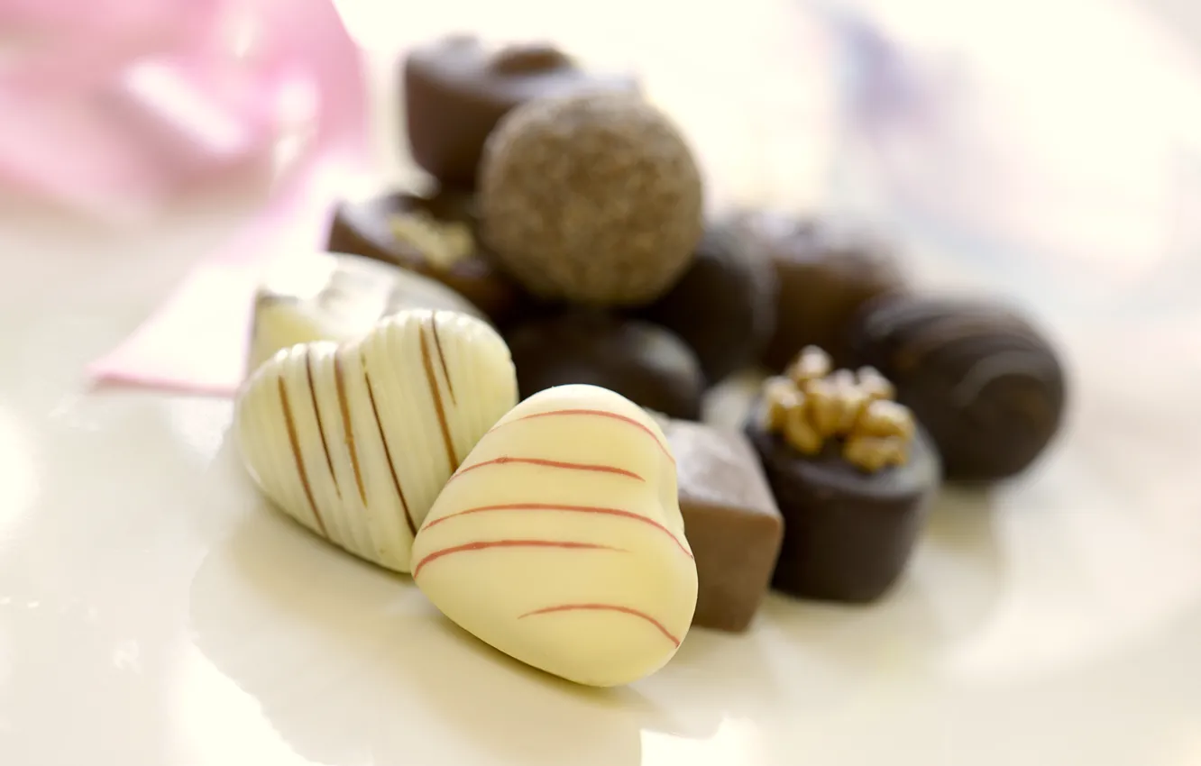 Фото обои белый, темный, шоколад, конфеты, сердечки, сладости, орехи, десерт