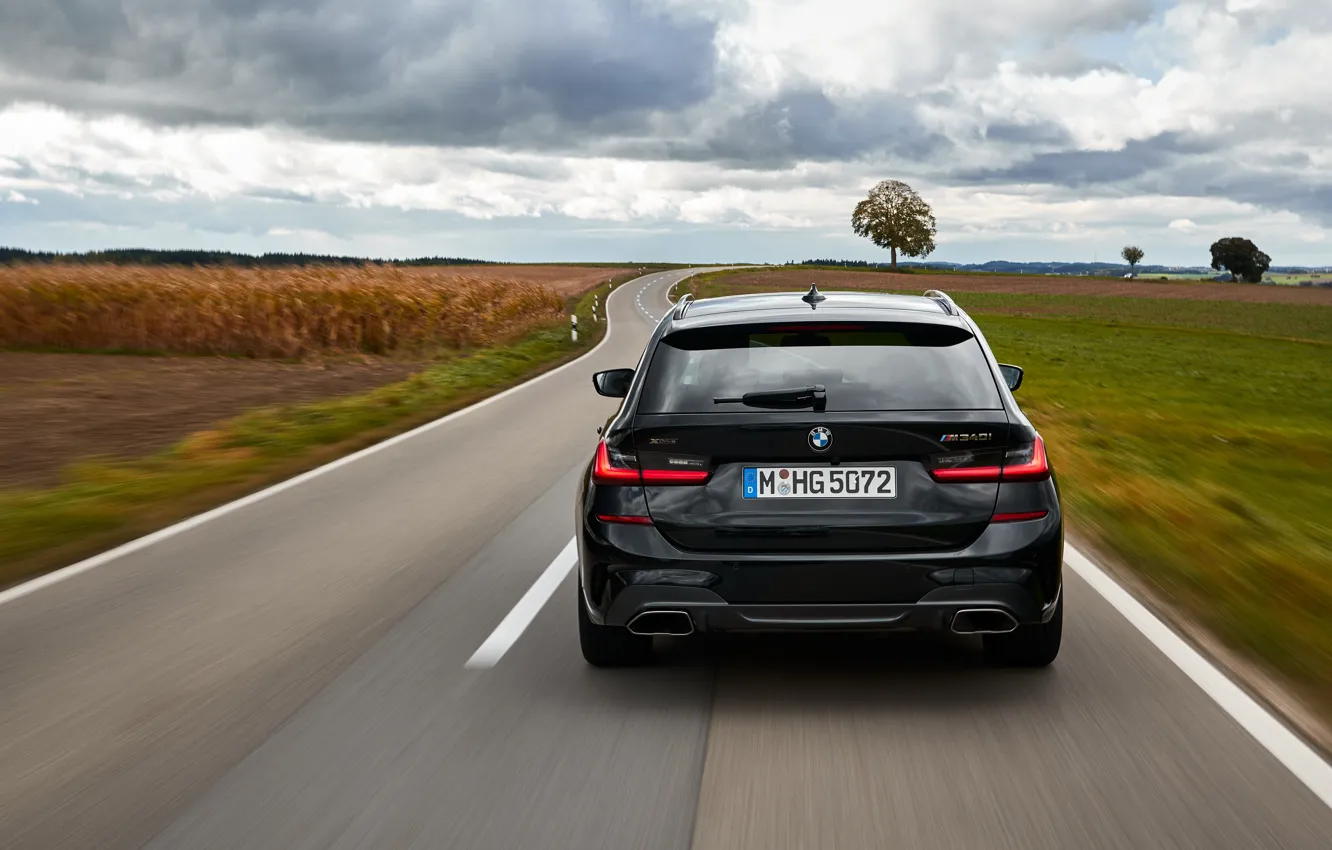 Фото обои дорога, чёрный, BMW, вид сзади, 3-series, универсал, 3er, 2020
