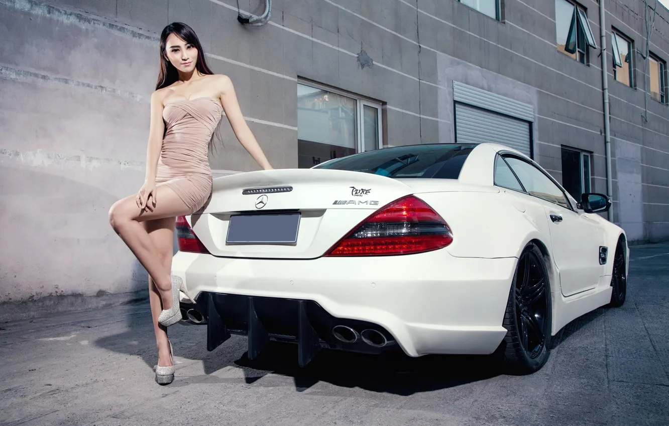 Фото обои взгляд, Девушки, Mercedes, азиатка, AMG, красивая девушка, оперлась на машину, белый авто