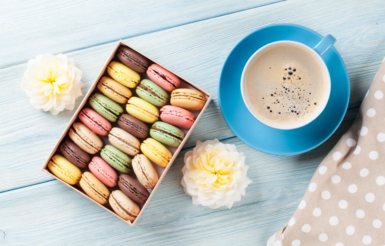 Фото обои цветы, подарок, colorful, wood, pink, flowers, coffee cup, macarons