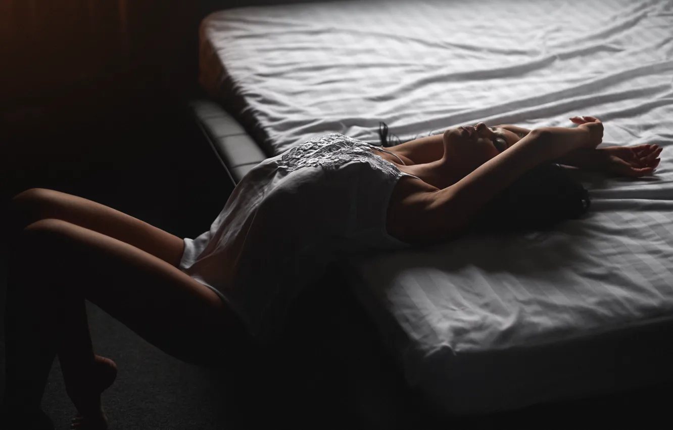 Фото обои поза, кровать, Девушка, ножки, Sergey Gokk, Екатерина Нефёдова