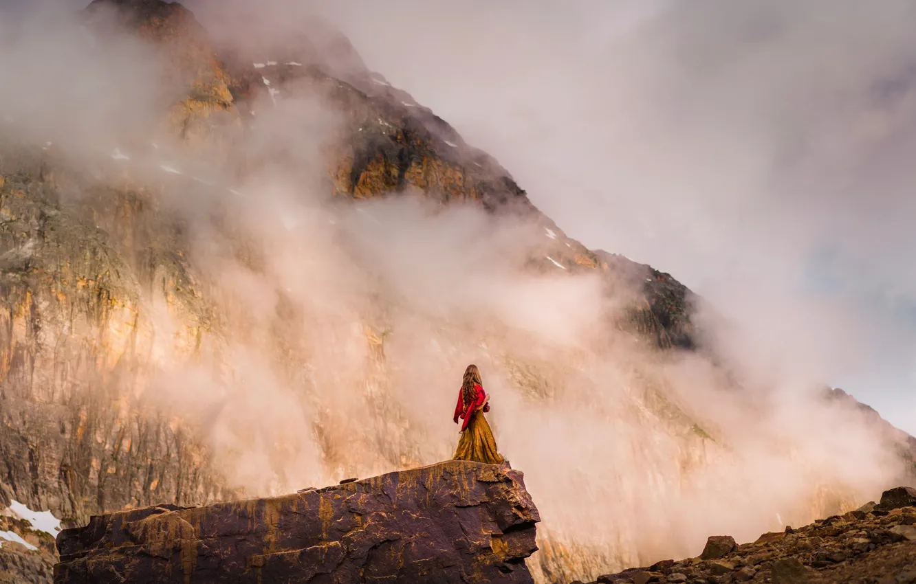 Фото обои девушка, облака, горы, туман, обрыв, настроение, скалы, опасность